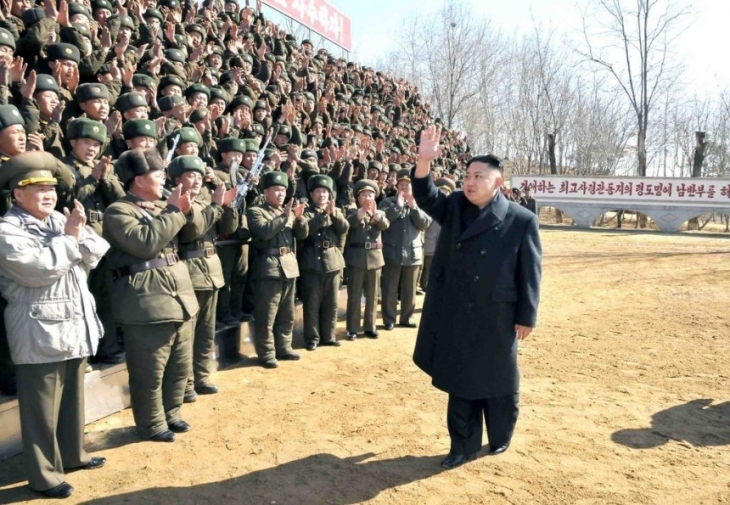 김정은 북한 국방위원회 제1위원장이 23일 폭풍군단 예하로 오중흡7련대칭호를 수여받은 조선인민군 제1973군부대관하 2대대를 시찰했다고 조선중앙통신이 24일 보도했다. 제1973군부대는 평안남도 지역에 있는 11군단(舊 경보교도지도국·일명 ‘폭풍군단’) 산하 특수부대로 추정되며 이 부대는 서울 침투 등 후방교란 임무를 맡은 것으로 알려졌다. 2013.3.24 연합뉴스