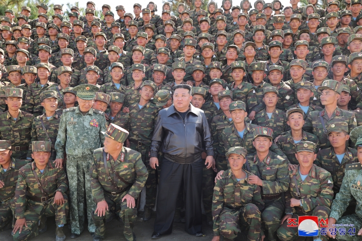 북한 김정은 국무위원장이 우리 대한민국의 국군의 날인 10월 1일 다음날인 2일 ‘서부지구의 조선인민군 특수작전부대 훈련기지를 현지시찰하시면서 전투원들의 훈련실태를 료해하시였다.’고 조선중앙통신이 4일 보도했다. 2024.10.4 평양 조선중앙통신 연합뉴스