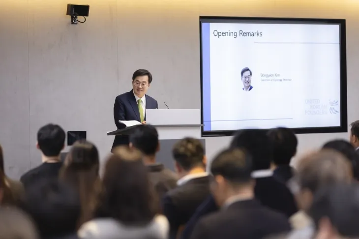 미국 현지 시각 18일 오후 미국 뉴욕에서 김동연 경기도지사가 2024 NYC 스타트업 서밋 (Bank of America Pavilion) 행사에 참석해 개회사를 하고 있다. (경기도 제공)