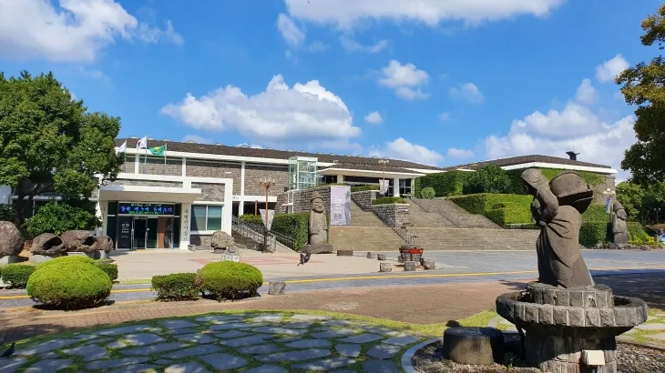 초가지붕을 형상화한 디자인과 현무암 마감 등 제주의 지역성이 잘 표현된 전국 최초의 도립박물관인 제주민속자연사박물관. 제주도 제공