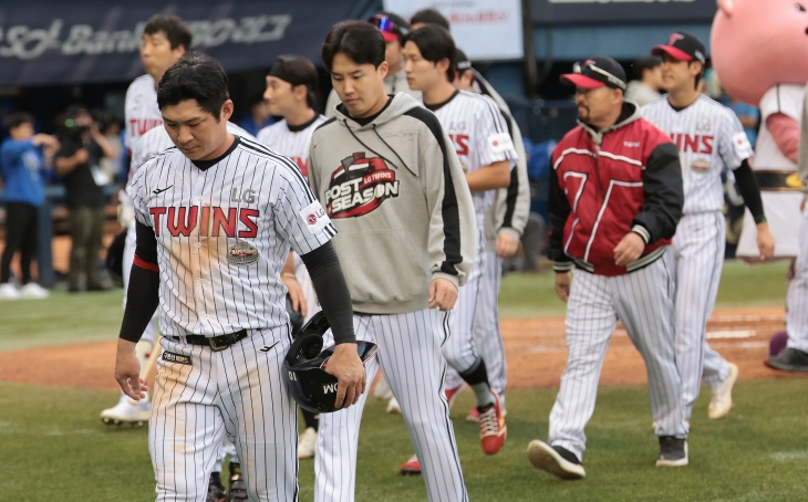 LG 트윈스 선수들이 19일 서울 잠실야구장에서 열린 2024 KBO 포스트시즌 플레이오프 4차전 삼성 라이온즈와의 홈 경기에서 0-1로 패한 뒤 경기장을 빠져나가고 있다. 연합뉴스