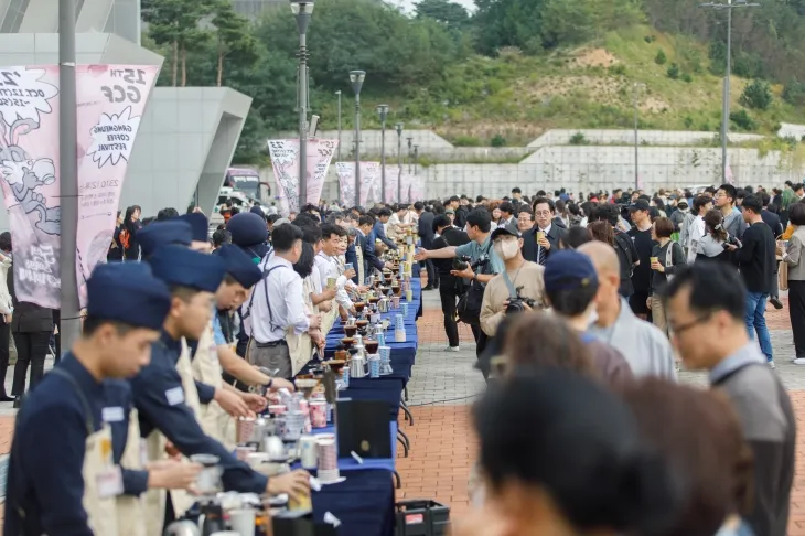 강원 강릉커피축제가 24~27일 안목 커피거리에서 열린다. 사진은 지난해 축제 모습. 강릉시 제공