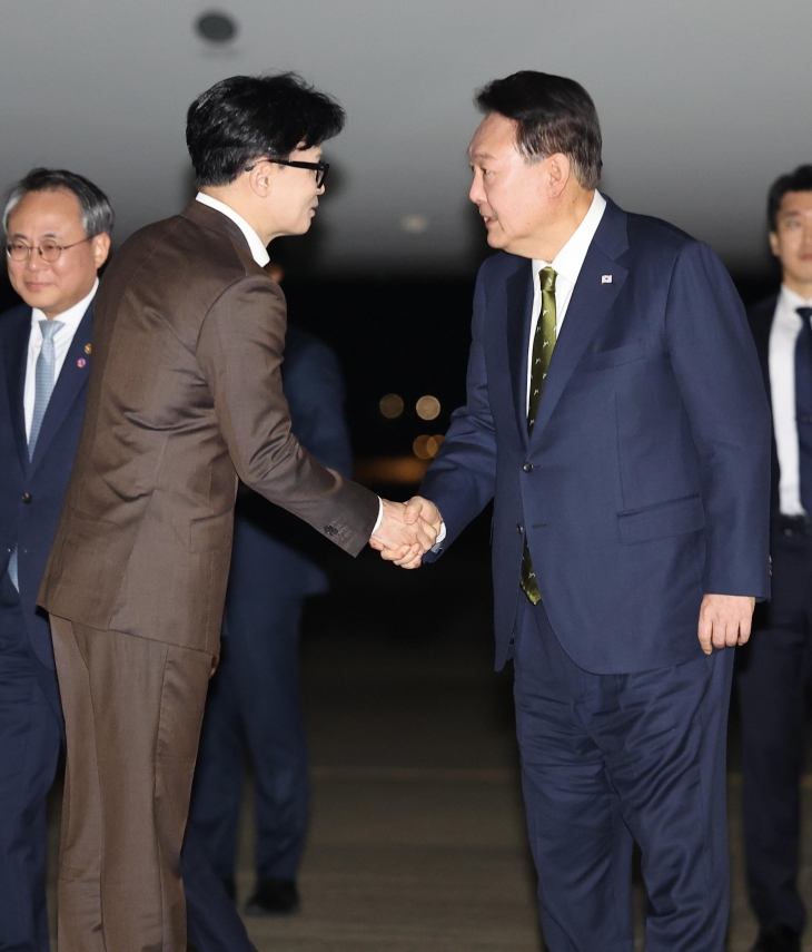 윤석열 대통령과 한동훈 국민의힘 대표는 21일 용산 대통령실에서 만나 국정 현안을 논의한다. 사진은 지난 11일 동남아 3개국 순방 일정을 마치고 경기 성남 서울공항을 통해 귀국한 윤 대통령을 영접하는 한 대표의 모습. 뉴시스