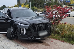 춘천서 SUV 인도 돌진…70대 행인 중상