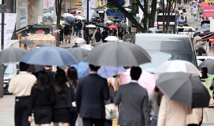 우리나라 잠재성장률이 2.0%로 낮아지면서 미국에 역전당한 것으로 드러났다. 사진은 지난 18일 서울 명동 거리의 인파들. 뉴스1