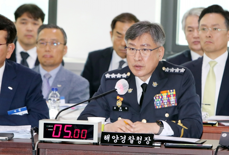 김종욱 해양경찰청장이 21일 전남 여수시 해양경찰교육원에서 열린 국회 농림축산식품해양수산위원회의 해경 국정감사에서 의원 질의에 답변하고 있다. 여수 연합뉴스