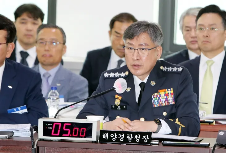 김종욱 해양경찰청장이 21일 전남 여수시 해양경찰교육원에서 열린 국회 농림축산식품해양수산위원회의 해경 국정감사에서 의원 질의에 답변하고 있다. 여수 연합뉴스