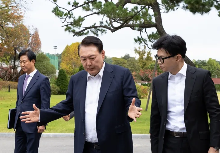 윤석열 대통령이 21일 서울 용산 대통령실에서 국민의힘 한동훈 대표를 만나 차담 장소인 파인그라스로 이동하며 대화하고 있다. 2024.10.21. 대통령실 제공.