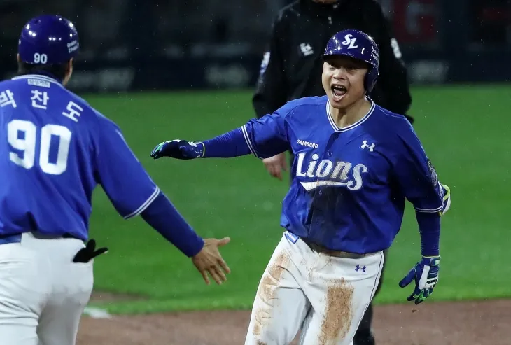 삼성 라이온즈 김헌곤이 21일 광주 기아챔피언스필드에서 열린 2024 KBO 한국시리즈 1차전 KIA 타이거즈와의 원정 경기에서 홈런을 친 뒤 기뻐하고 있다. 광주 뉴스1