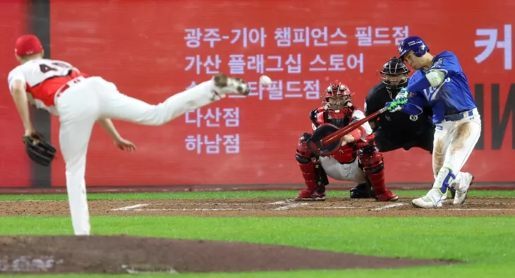 삼성 라이온즈 김헌곤이 21일 광주 기아챔피언스필드에서 열린 2024 KBO 한국시리즈 1차전에서 KIA 타이거즈 제임스 네일을 상대로 홈런을 치고 있다. 광주 연합뉴스