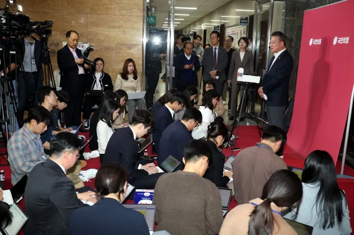 박정하 국민의힘 당대표 비서실장이 21일 윤석열 대통령과 한동훈 대표의 면담이 끝난 뒤 국회에서 취재진의 질문에 답하고 있다. 뉴시스