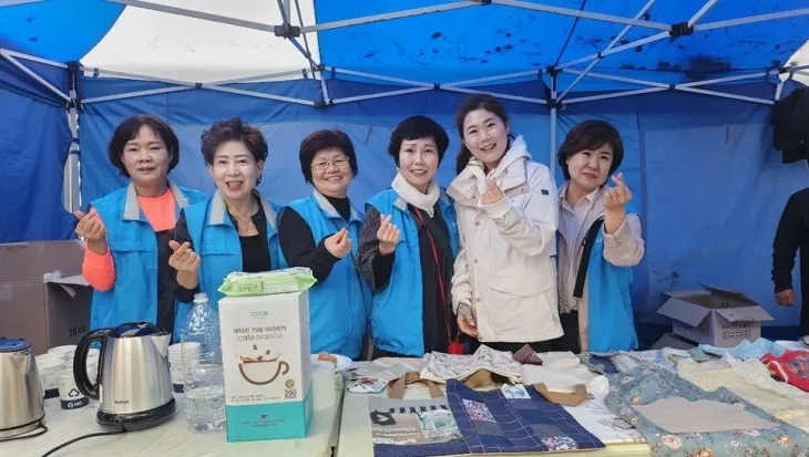 지난 19일 무학봉 근린공원에서 열린 ‘제8회 무학봉 어울림 축제’에 참석한 구미경 의원(오른쪽에서 두 번째)