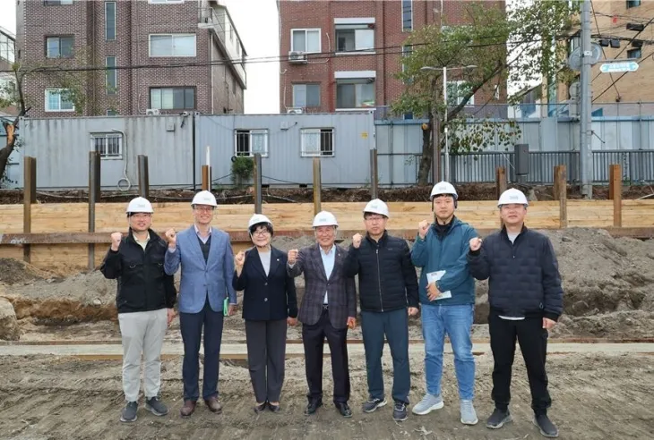 지난 21일 ‘수변활력거점 조성 사업장’을 방문한 이종환 부의장(가운데)