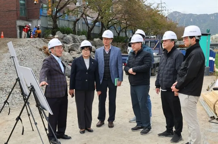 지난 21일 ‘수변활력거점 조성 사업장’을 방문한 이종환 부의장(왼쪽 첫 번째)