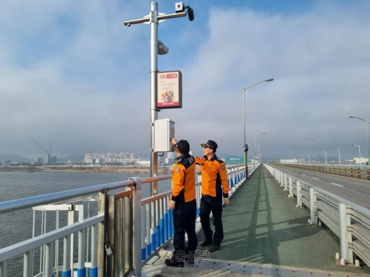 경북 구미소방서 직원들이 구미대교에 설치된 극단적 선택 예방 지능형 CCTV를 살펴보고 있다. 경북소방본부 제공