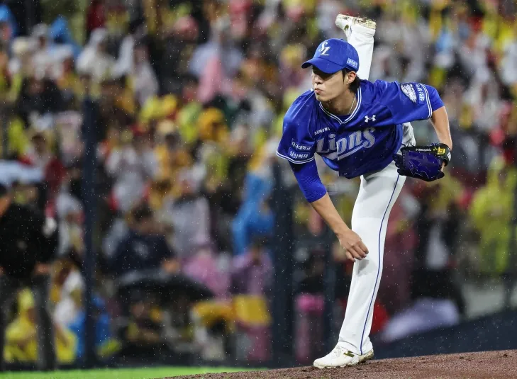 삼성 라이온즈 원태인이 21일 광주 기아챔피언스필드에서 열린 2024 KBO 한국시리즈 1차전 KIA 타이거즈와의 원정 경기에서 공을 던지고 있다. 광주 뉴스1