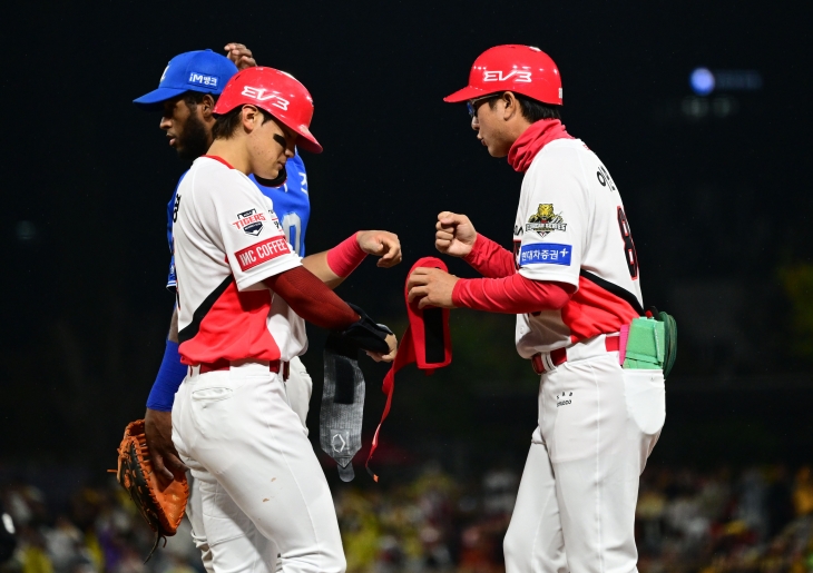 KIA 타이거즈 김도영이 21일 광주 기아챔피언스필드에서 열린 2024 KBO 한국시리즈 1차전 삼성 라이온즈와의 홈 경기에서 볼넷으로 출루하고 있다. 광주 뉴시스