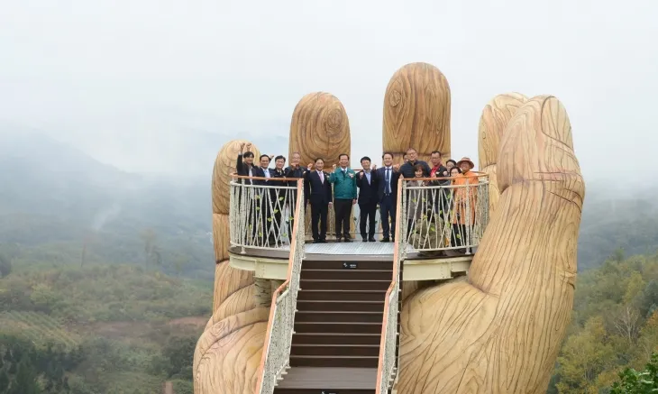 경남 거창군 산림레포츠파크가 준공했다. 구인모 거창군수 등이 ‘라이트 핸드(트리탑)’에 올라 기념사진을 찍고 있다. 2024.10.22. 거창군 제공