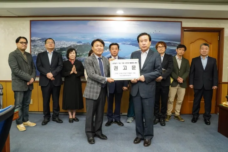 (가칭)한국나전칠기박물관 건립 시민공론화위원회가 21일 최종 권고문을 목포시에 제출하고 있다.