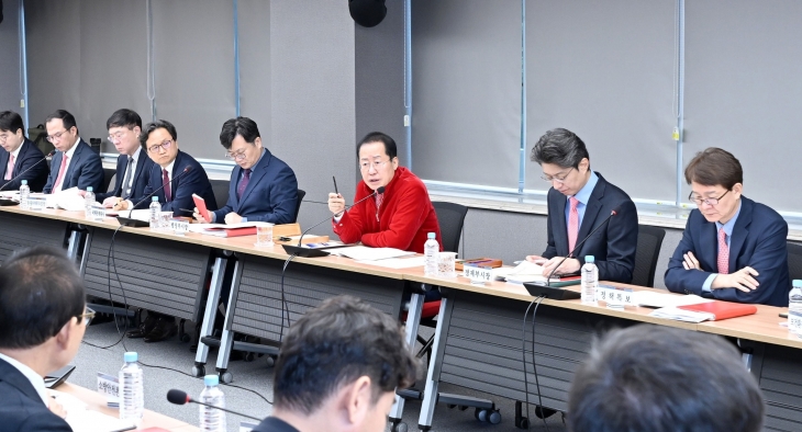 홍준표 대구시장이 22일 시청 산격청사에서 간부회의를 열고 TK행정통합과 신공항 건설 등 주요 현안에 대한 업무 지시를 내리고 있다. 대구시 제공