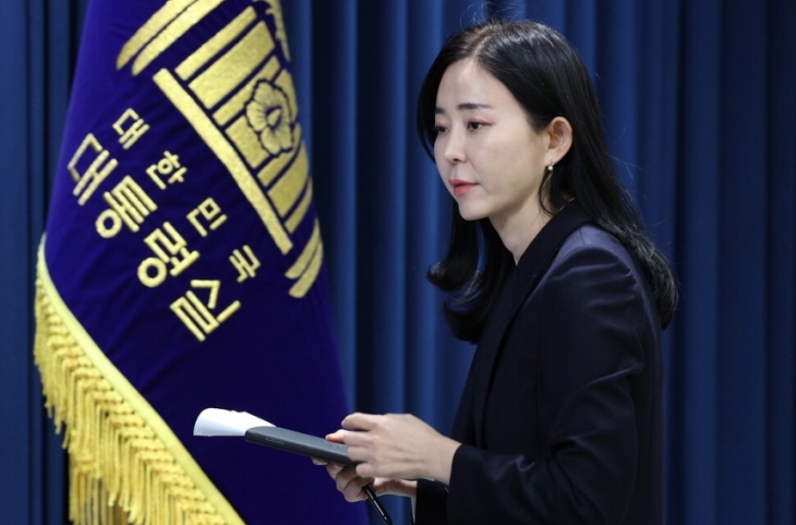 정혜전 대통령실 대변인이 22일 오전 서울 용산구 대통령실 청사에서 현안 관련 브리핑을 하기 위해 브리핑실에 입장하고 있다. 대통령실사진기자단