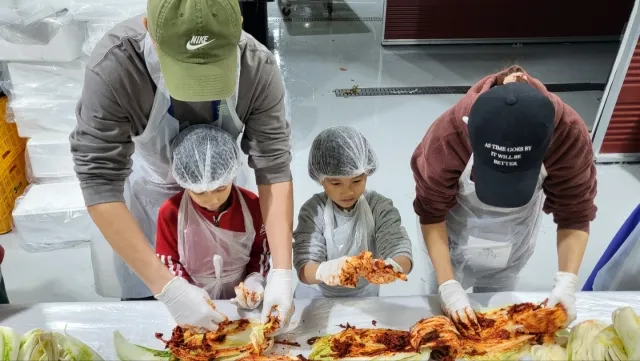 강원 홍천군 두촌면 괘석리 바회마을 주민들이 마련한 화전민 겨울나기 김장축제 참가 가족이 김치를 담그고 있다. 홍천군 제공