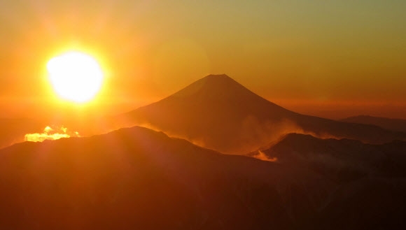 일본 후지산(富士山) 일출 장면. 2018.1.1 연합뉴스