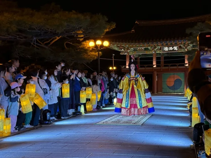 경남 김해 수로왕릉 일원에서 이달 18일~20일 진행한 ‘2024 김해문화유산 야행’ 한복 런웨이 모습. 2024.10.22. 김해시 제공