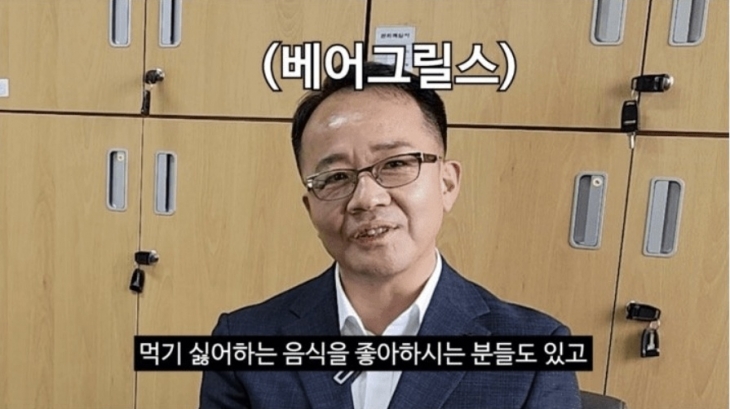 ‘충주맨’으로 불리는 김선태 충주시청 유튜브 운영 전문관이 김인식 충주시 균형개발과장과 함께 ‘모시는 날’에 대해 이야기를 나누고 있다. 자료 : 충주시 유튜브