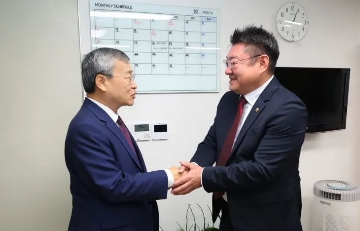 정근식 신임 교육감(왼쪽)과 박상혁 서울시의회 교육위원장