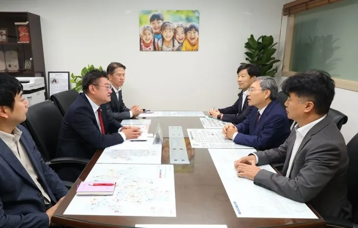 23일 교육위원회 위원장실을 찾은 정근식 신임 교육감(오른쪽 가운데)과 상견례 겸 첫 면담을 가진 박상혁 위원장(왼쪽 가운데)