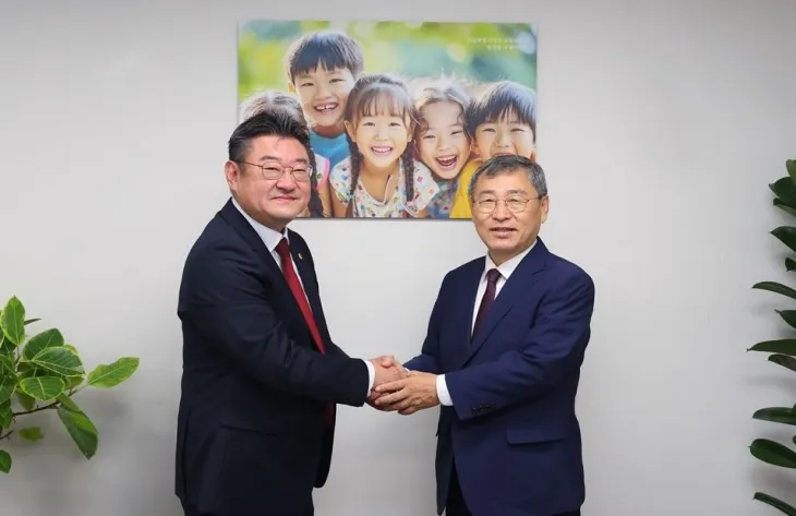 박상혁 서울시의회 교육위원장(왼쪽)과 정근식 신임 교육감(오른쪽)