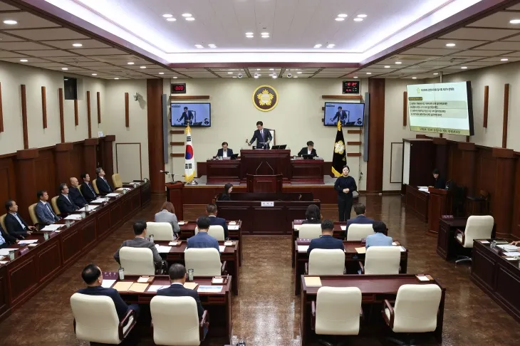 23일 제289회 임시회 제2차 본회의를 열어 30개 안건을 의결, 13일간의 의사일정을 모두 끝낸 광명시의회(의장 이지석). 광명시의회 제공