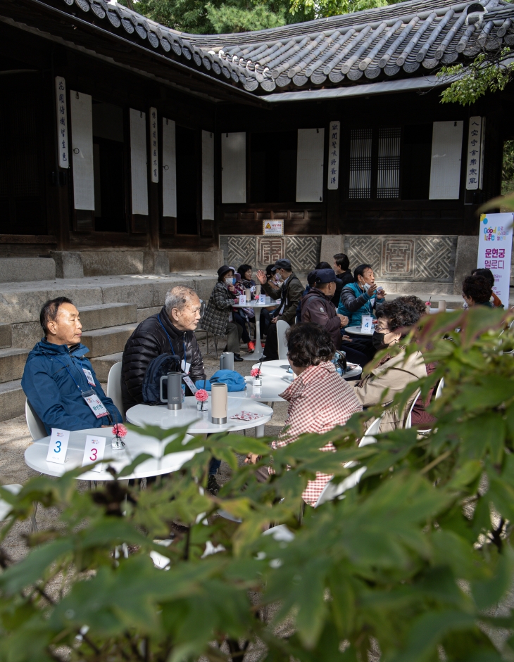 23일 오후 서울 종로구 운현궁에서 열린 종로 어르신 솔로 프로젝트 ‘종로 굿라이프 챌린지’에 참가한 어르신들이 대화를 하고 있다.2024.10.24/뉴스1