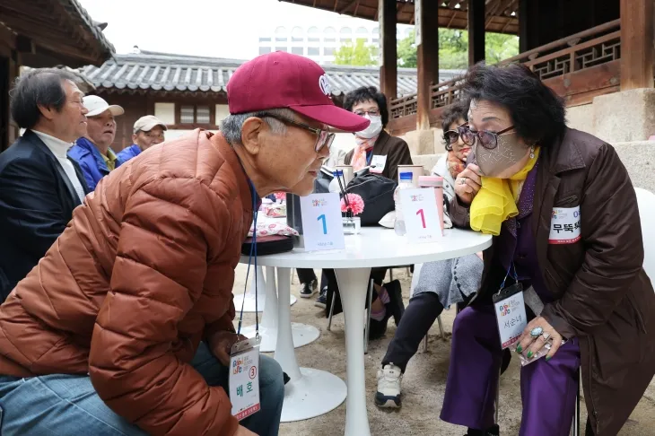 23일 오후 서울 종로구 운현궁에서 종로구가 연 어르신 솔로 프로젝트 ‘종로 굿라이프 챌린지’에 참가한 어르신들이 대화를 나누고 있다.2024.10.23 연합뉴스