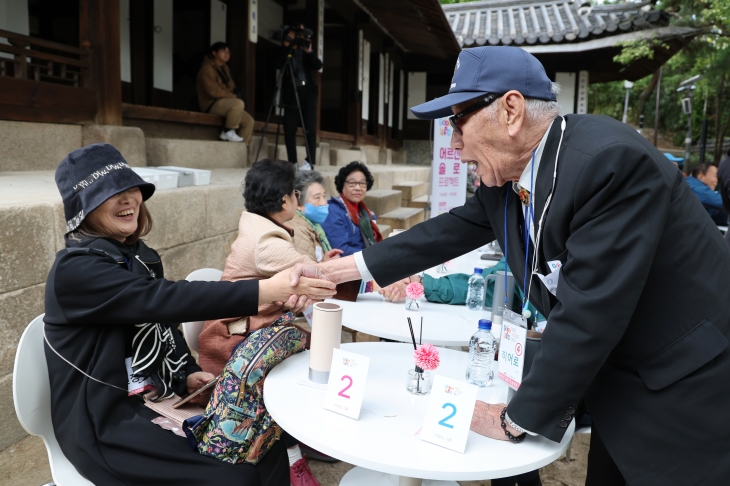 23일 오후 서울 종로구 운현궁에서 종로구가 연 어르신 솔로 프로젝트 ‘종로 굿라이프 챌린지’에 참가한 어르신들이 인사를 나누고 있다. 2024.10.23 연합뉴스