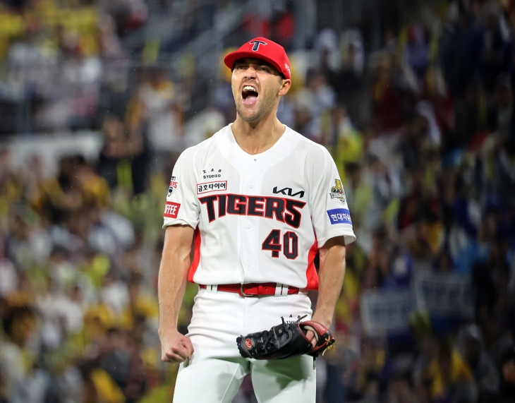 KIA 타이거즈 제임스 네일이 21일 광주 기아챔피언스필드에서 열린 2024 KBO 한국시리즈 1차전 삼성 라이온즈와의 홈 경기에서 이닝을 마친 뒤 포효하고 있다. 광주 뉴시스