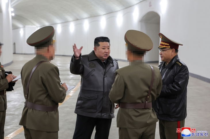 김정은 북한 국무위원장이 전략미사일기지를 시찰하고 발사 관련 시설 요소별 기능과 능력, 전략 미사일 전투직일 근무(당직 근무) 상태 등 나라의 안전과 직결된 전략적 억제력의 가동 준비 태세를 점검했다고 조선중앙통신이 23일 보도했다. 2024.10.23  평양 조선중앙통신 연합뉴스