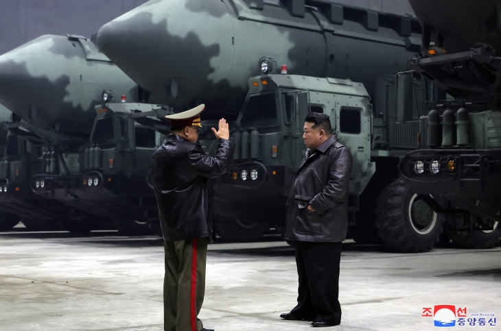 김정은 북한 국무위원장이 전략미사일기지를 시찰하고 발사 관련 시설 요소별 기능과 능력, 전략 미사일 전투직일 근무(당직 근무) 상태 등 나라의 안전과 직결된 전략적 억제력의 가동 준비 태세를 점검했다고 조선중앙통신이 23일 보도했다. 2024.10.23 평양 조선중앙통신 연합뉴스