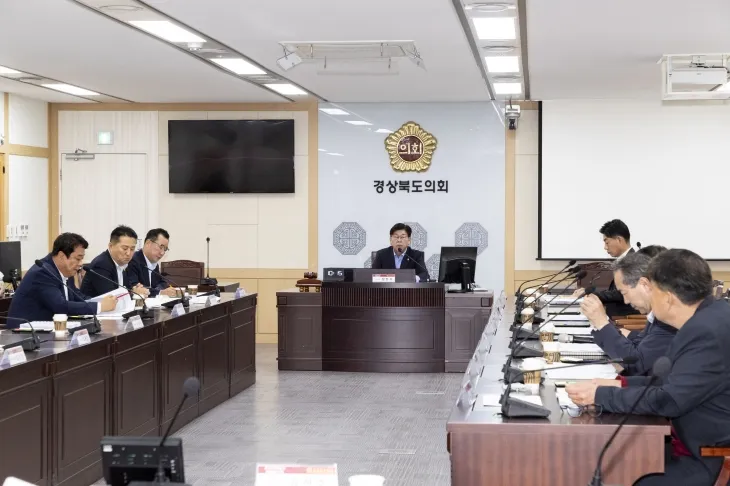 경북도의회 ‘교육거버넌스 정책연구회’(대표의원 정한석) 회의 전경. 경북도의회 제공
