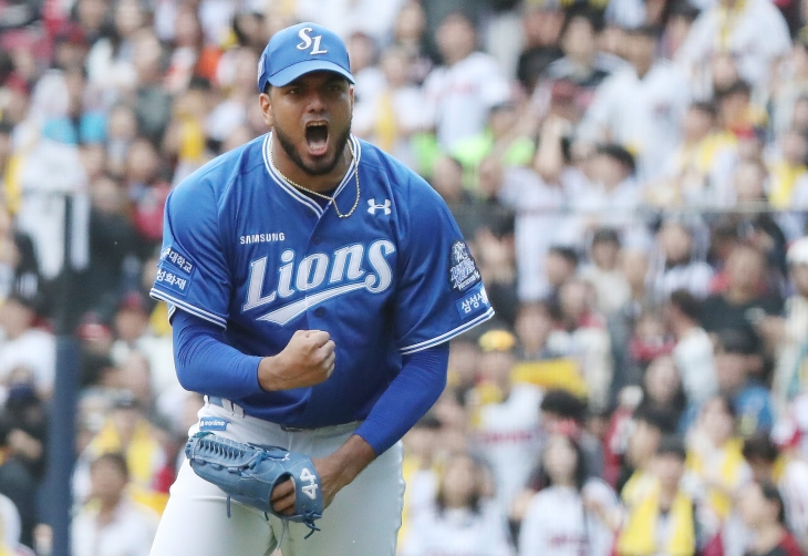 삼성 라이온즈 데니 레예스가 19일 서울 잠실야구장에서 열린 2024 KBO 포스트시즌 플레이오프 4차전 LG 트윈스의와 원정 경기에서 병살타를 유도한 뒤 포효하고 있다. 뉴스1