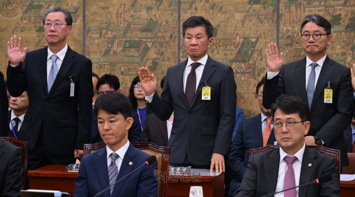 24일 ‘대한축구협회  정몽규 회장이  국회 문화체육관광위원회 종합 감사에 증인으로 출석해 선서를 하고 있다.2024.10.24안주영 전문기자