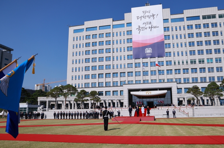 윤석열 대통령과 부인 김건희 여사가 24일 서울 용산 대통령실 앞 잔디마당에서 열린 안제이 두다 폴란드 대통령 국빈 방한 공식 환영식에 참석하고 있다.   2024.10.24 연합뉴스