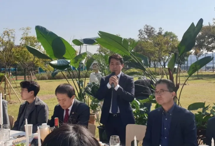 지난 24일 ‘어반플랜트’ 개관행사에 참석해 인사말을 하는 임만균 위원장