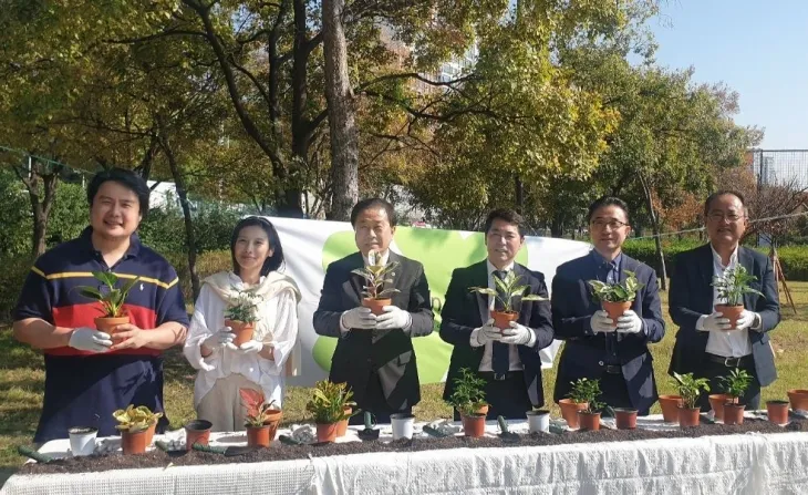 지난 24일 ‘어반플랜트’ 개관행사에 참석한 임만균 위원장(오른쪽에서 세 번째)