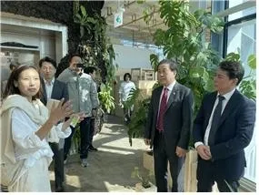 지난 24일 한강대교 위 새단장해 개장한 전망카페 ‘견우카페’ 개장식에 참석한 김용호 시의원(왼쪽 두 번째)이 임만균 시의원(왼쪽 첫 번째)과 함께 카페 내부를 살펴보며 운영사로 부터 설명을 듣고 있다.