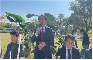 지난 24일 한강대교 위 새단장해 개장한 전망카페 ‘견우카페’ 개장식에 참석한 김용호 시의원이 축사를 하고 있다.