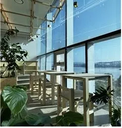 한강대교 위 새단장해 개장한 전망카페 ‘견우카페’ 내부모습