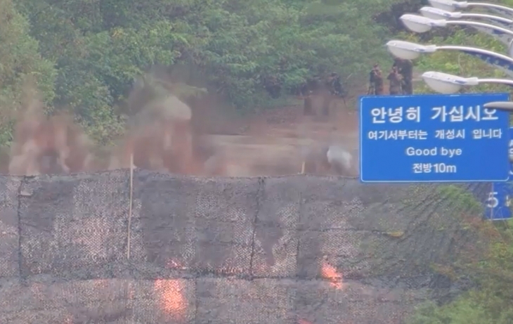 경의선 도로 폭파 장면 찍는 북한군