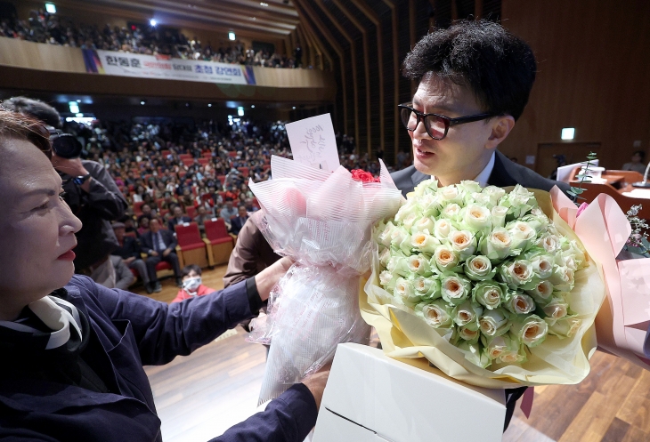 대구서 취임 100일 축하 꽃다발 받은 한동훈 대표